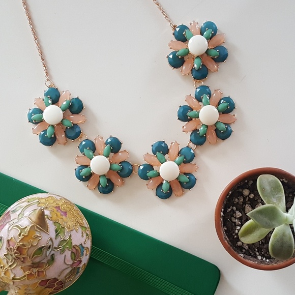 Floral statement necklace- green - Picture 2 of 5